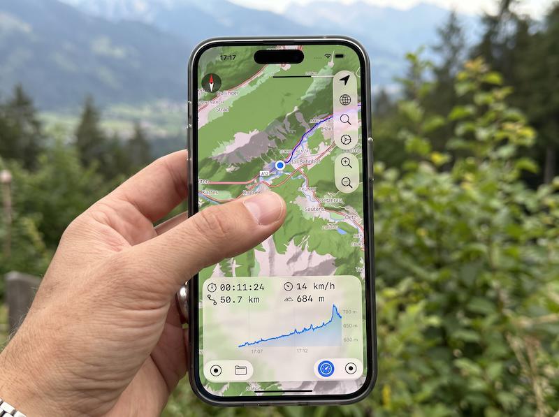 myTracks GPS logger recording a track on iPhone